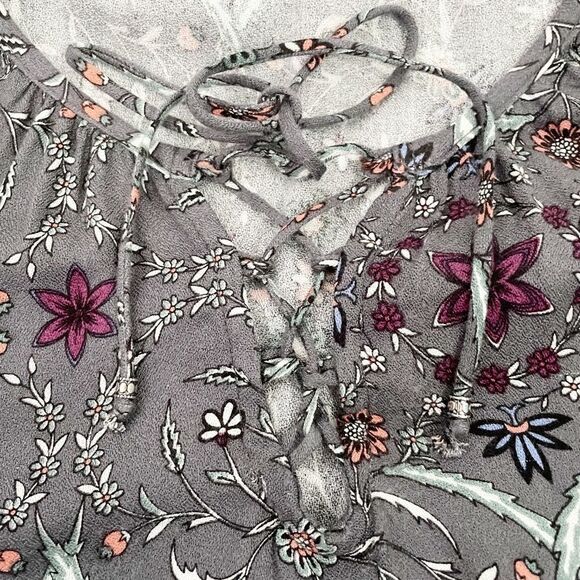 Love Stitch Grey Flowy Floral Peasant Top Size S - Picture 8 of 9